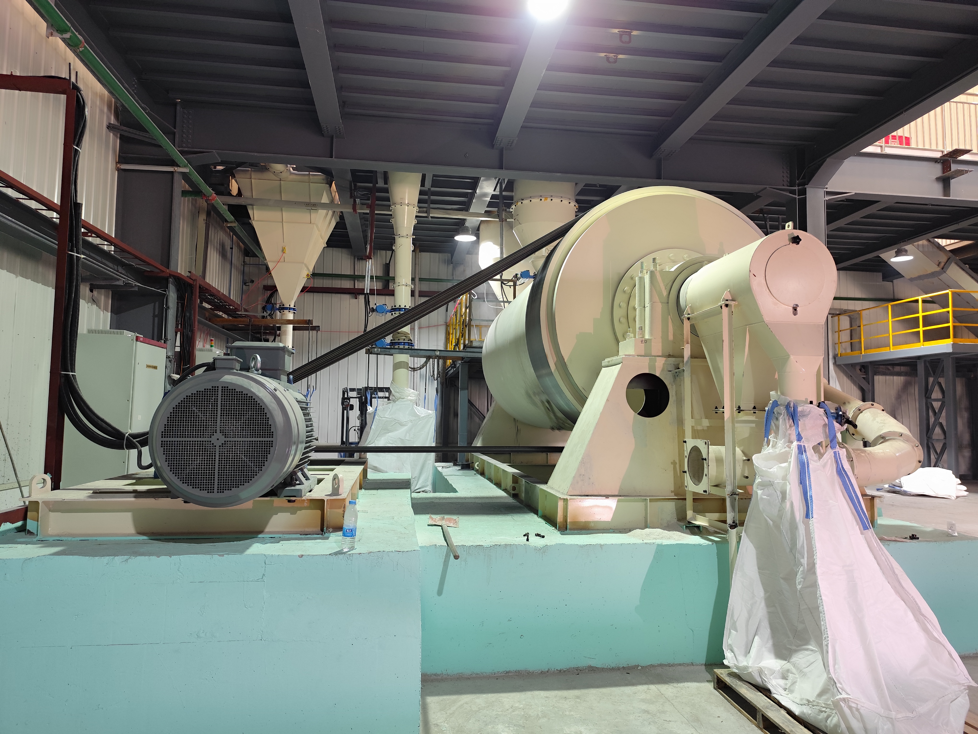  【青（qīng）島青青草网站】玻璃粉用QBM係列球磨（mó）分級生產線 